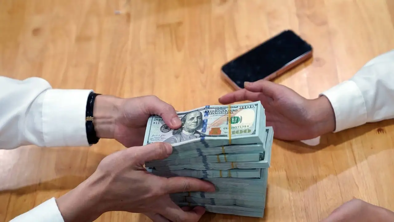 ارتفاع سعر صرف الدولار الأمريكي بينما يواجه الين الياباني انخفاضًا حادًا.